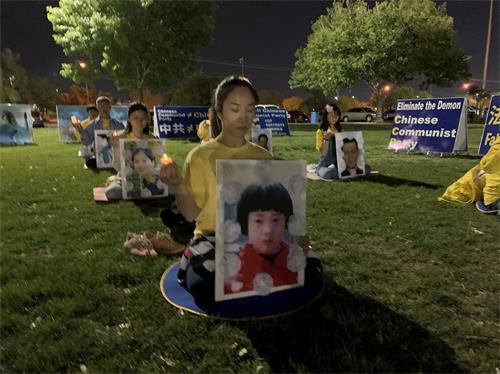 '图3:越南裔学员克莉丝缇娜参加烛光夜悼'