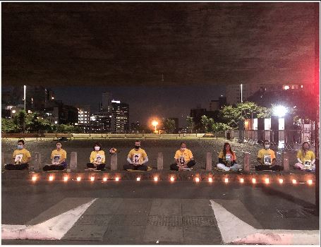 '图1:巴西学员在圣保罗人大道上的位于圣保罗艺术博物馆前举办了烛光守夜'