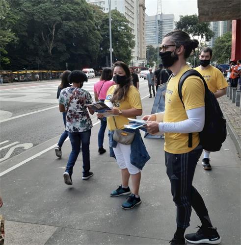 '图2:巴西学员在圣保罗人大道向民众们传递真相'