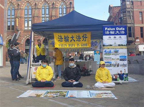 '图1~3:英国北英格兰部份学员来到英国利兹市集体炼功、弘法'