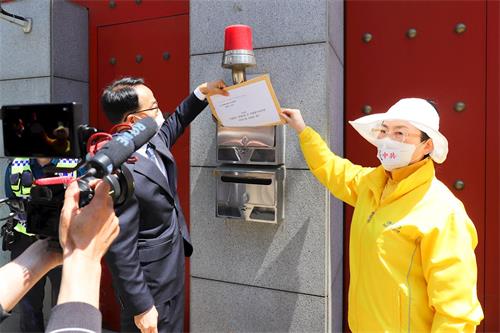 '图6:记者会结束时,韩国法轮大法佛学会代表将声明书投入驻韩中共大使馆的信箱。'
