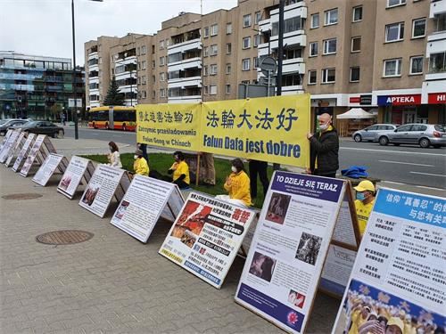 '图1~3:波兰学员华沙中使馆前静坐,抗议中共迫害法轮功'