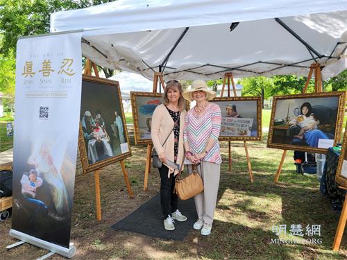 图3:教师Karen Deem和从事语言教育的Mariion Bean在“公园里的艺术”上了解真相