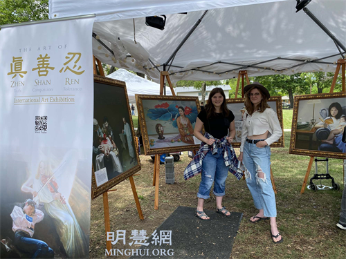 图5:Katie Rice与朋友在艺术节上有缘了解法轮大法,愿意分享给她的学生和朋友。