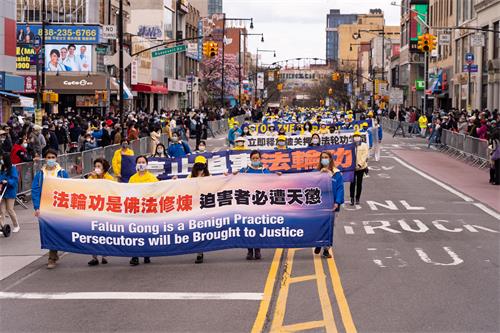 图1: 2021年4月18日,上千名大纽约地区中西族裔法轮功学员在华人社区法拉盛举行游行和集会,纪念四·二五,抗议中共迫害。