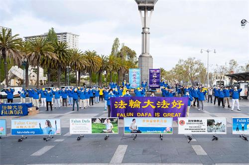 图5:旧金山湾区的法轮功学员在渡轮广场,举行集体炼功和集会活动,纪念“4·25”和平上访22周年,抗议中共迫害。