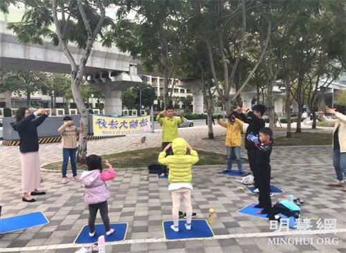 图3:三岁小弟子(穿粉紫衣服)参加晨炼。