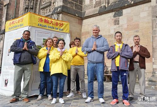 '图1:德国巴伐利亚州弗兰肯地区法轮功学员双手合十,恭祝法轮功创始人李洪志师父七十华诞!'