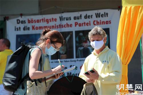 '图7~8:路人签名支持法轮功反迫害'