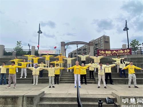 '图4:新泽西州部份法轮功学员们以集体炼功洪法方式庆祝世界法轮大法日的到来。'