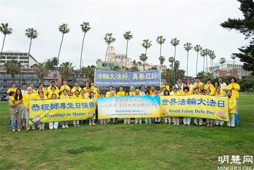 图1: 圣地亚哥部分法轮功学员合影,恭祝李洪志师尊70华诞,并庆祝5.13世界法轮大法日。