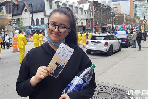 '图12:蒙特利尔市民维雅姆(Wiam Emili)说,法轮大法游行传递的积极信息给人带来希望。'