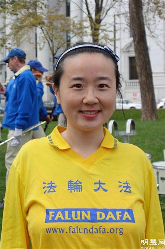 '图16:青年法轮功学员卓安表示,修炼法轮大法使她走出人生的迷茫。'