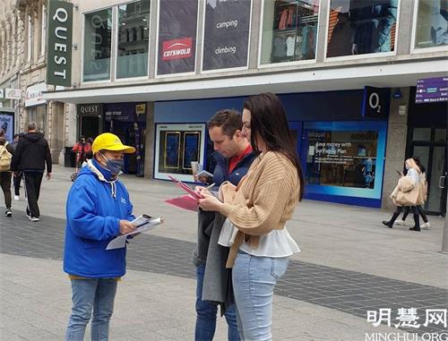 '图2~4:英国利物浦市中心,民众签名支持法轮功学员反迫害。'