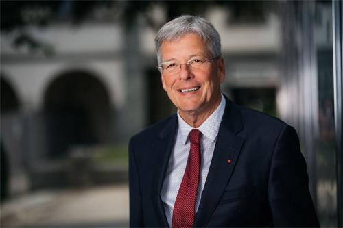 '图2:凯恩顿州州长彼得·凯泽博士(Dr. Peter Kaiser)'