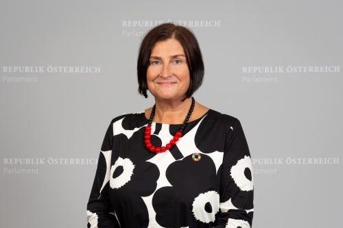 '图4:奥地利国会议员,社民党全球发展发言人佩特拉·巴依尔( Petra Bayr)'