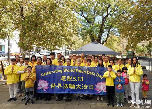 '图1:南澳法轮功学员合影庆祝世界法轮大法日,并恭贺慈悲伟大的师尊七十华诞。'