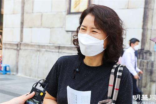 图6:朴贞淑(音)女士看到法轮功学员炼功,觉得很神奇。