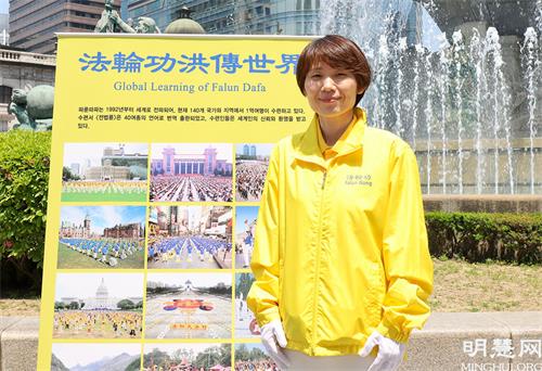 图8:修炼了五年的韩国学员李柱轩说,修炼法轮功以后,找回内心的安宁,家庭和职场因此变得融洽和睦了。