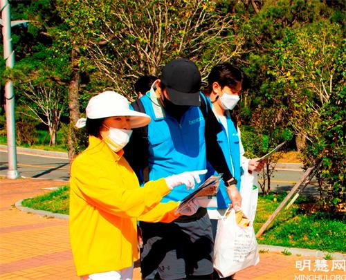 图11:韩国釜山民众倾听学员的介绍,了解大法及真相