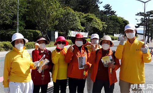 图12:韩国釜山民众了解大法真相后,齐喊“法轮大法好”