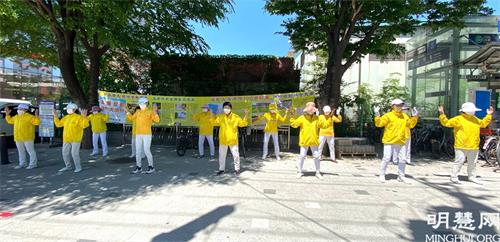图22:首尔法轮功学员在永登浦区地铁大林站为庆祝5.13举行了讲真相活动,并恭祝师尊生日快乐!