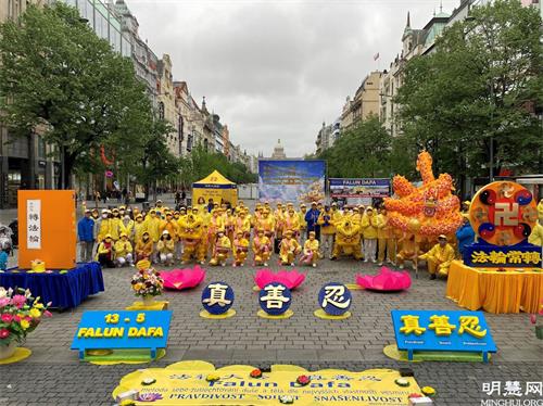 '图1:二零二一年五月十三日,捷克法轮功学员在布拉格市中心举办活动,庆祝世界法轮大法日,祝愿师尊华诞快乐,同时感恩师尊的慈悲救度。'