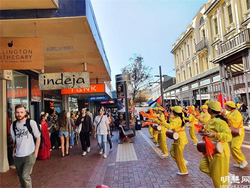 '图3:腰鼓队的表演受到了人们的欢迎'