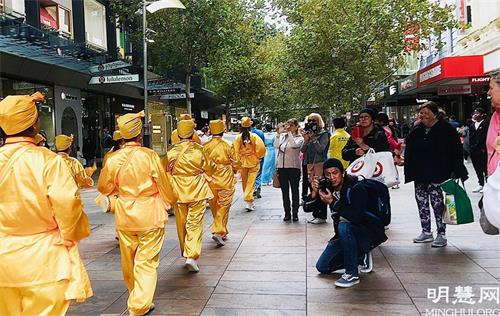 '图2~5:游行途中得到民众欢迎,他们竞相拍照、录像'