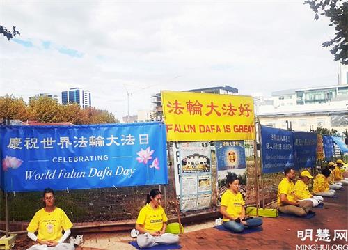 '图11:法轮功学员于唐人街功法演示,展示大法美好。'