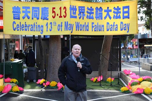 '图4:二零二一年五月十五日,墨尔本法轮功学员在著名华人聚居区举行的庆祝“五一三世界法轮大法日”的集会庆典上,澳洲国家公民委员会前主席威斯特摩尔(Peter Westmore)先生发言。'