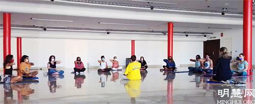 图4~5:民众学炼法轮功