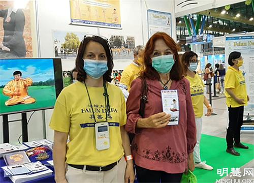 图7:女孩的母亲与学员合影留念,她表示很高兴能够在这里遇到来自中国的古老传统文化