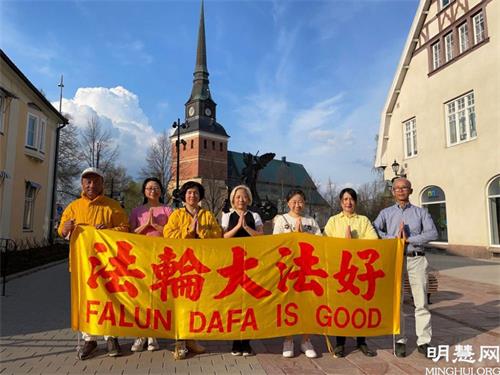 '图1~2:法轮功学员在瑞典达拉纳省庆祝世界法轮大法日。'