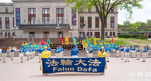 '图2:二零二一年五月二十二日,法轮功学员在魁北克市中心举行活动,庆祝世界法轮大法日暨法轮大法洪传二十九周年。庆祝活动由法轮大法天国乐团雄壮的鼓号声拉开帷幕。'