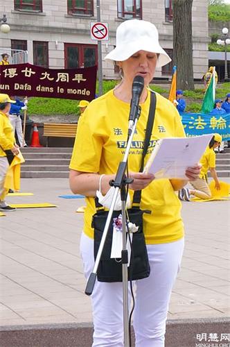 '图6:法轮功学员卡琳娜(Karina)说,法轮大法让她找到人生的意义。'