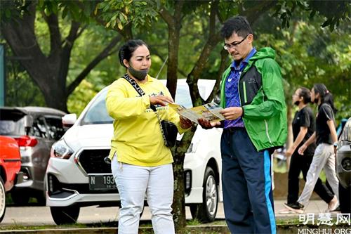 '图2:当地的电视台BATU TV在拍摄打坐的法轮功学员们'