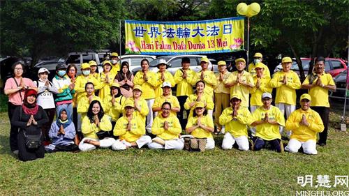 '图5:现场参加活动的法轮功学员们合影'