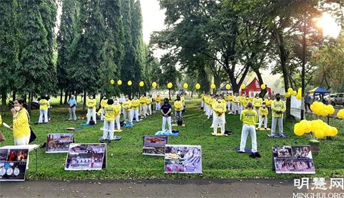 '图1:法轮功学员在雅加达东部季布布尔(Cibubur)营地集体炼功'