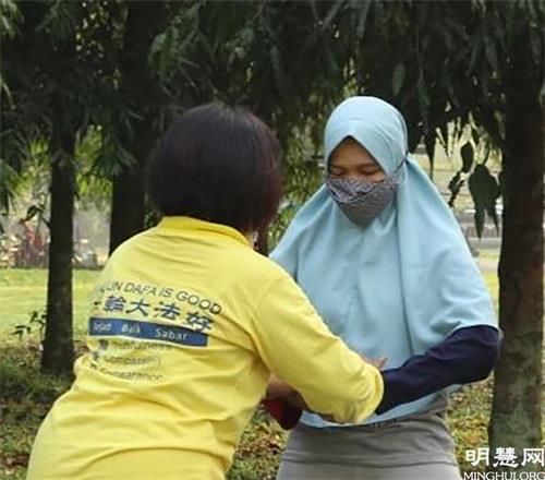 '图2:部份游客现场学功,学员协助纠正动作'