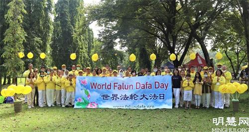 '图6:参加活动的法轮功学员合影。'