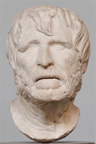 古希腊诗人赫西俄德(Hesiod)头像。因为时代久远,在西方美术史上曾被误认为是古罗马哲学家、政治家兼剧作家塞内卡(Seneca)。此雕像属于中国大陆美术高考常见备考石膏像之一,在中国美术界可谓人尽皆知,但是数十年来却由于其发型及相貌、表情等特点,一直被中国考生和一些美术老师想当然地误称为“海盗”。