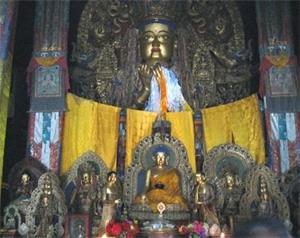 '拉卜楞寺的弥勒佛像正前下方安放着一尊释迦牟尼佛的小铜像（大<span