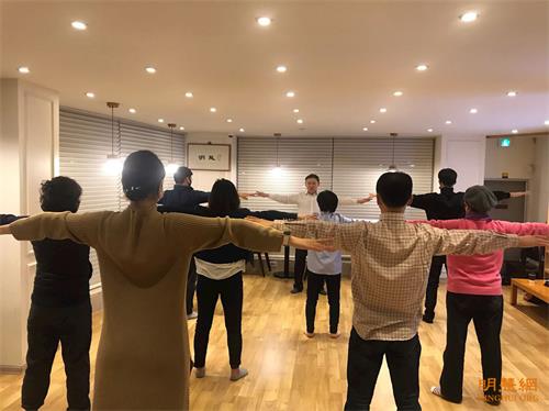 '图1:新学员在学炼法轮功第一套功法——佛展千手法'