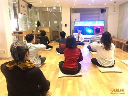 '图2:新学员在学炼法轮功第五套功法——神通加持法'