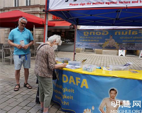 '图1~2:2021年6月12日,德国巴伐利亚州弗兰肯地区的部份法轮功学员在菲尔特市的三王喷泉前举行信息日'