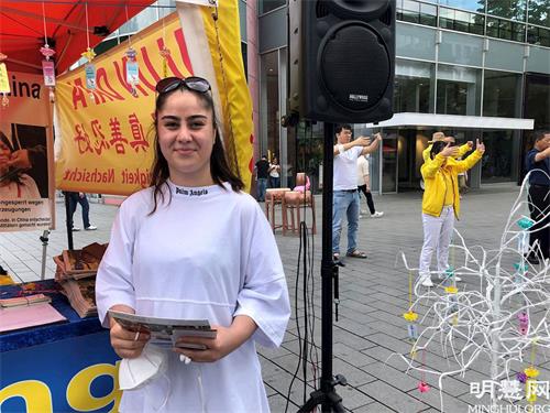 '图9:阿丽莎了解到中共迫害法轮功的真相后立刻表示要为反迫害签名'