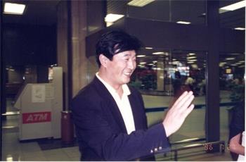 图2:师父在新加坡机场与学员亲切会面。