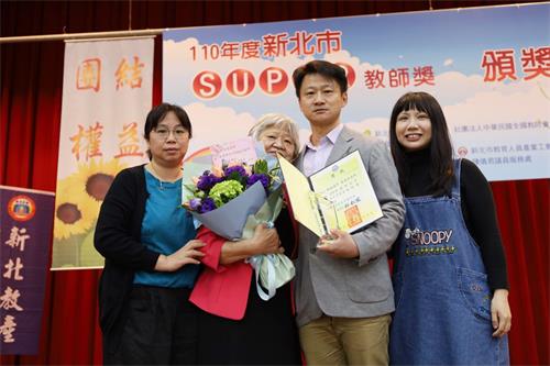 '图1:台湾新北市新庄国中朱家蔚(右二)获奖后与家人、学校教师会长合影。'