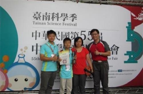 '图3:二零一五年七月,朱家蔚与同仁共同指导学生参加全国科展,荣获生活与应用科学科第一名,与家长学生合影。'